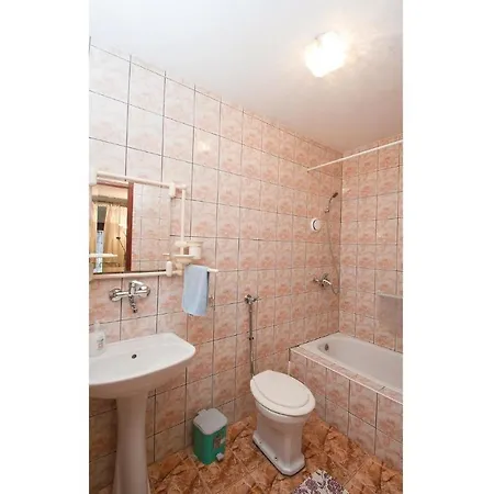 Cozy Studio In Valtursko Polje With Kitchen Pula