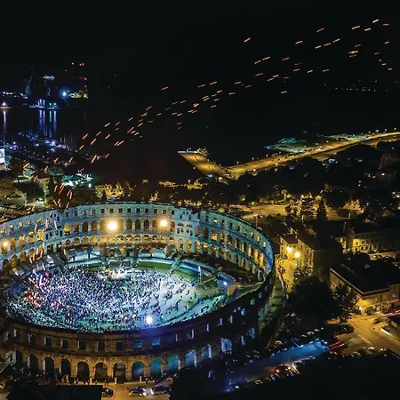 Cozy Studio In Valtursko Polje With Kitchen