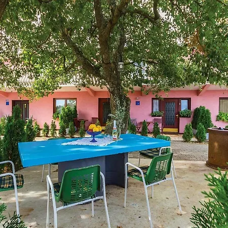 Cozy Studio In Valtursko Polje With Kitchen Pula