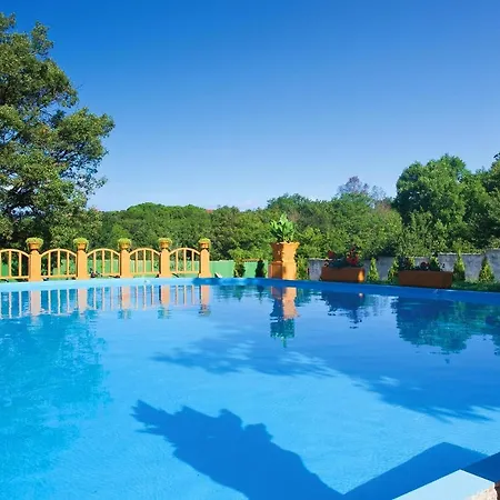 Cozy Studio In Valtursko Polje With Kitchen 아파트 *