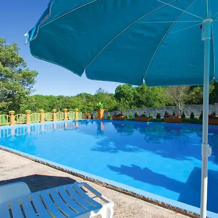 Cozy Studio In Valtursko Polje With Kitchen 풀라