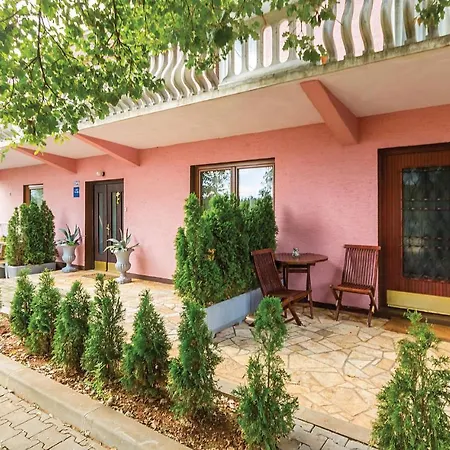 아파트 Cozy Studio In Valtursko Polje With Kitchen