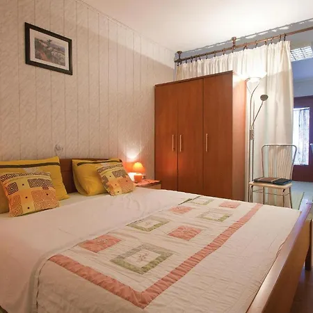 Cozy Studio In Valtursko Polje With Kitchen 아파트 풀라