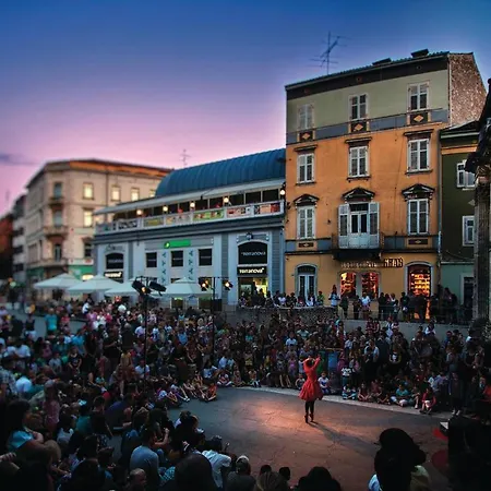 Cozy Studio In Valtursko Polje With Kitchen 풀라